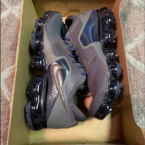 BRAND NEW 7Y (Women 9),NIKE AIR VAPORMAX (GS)